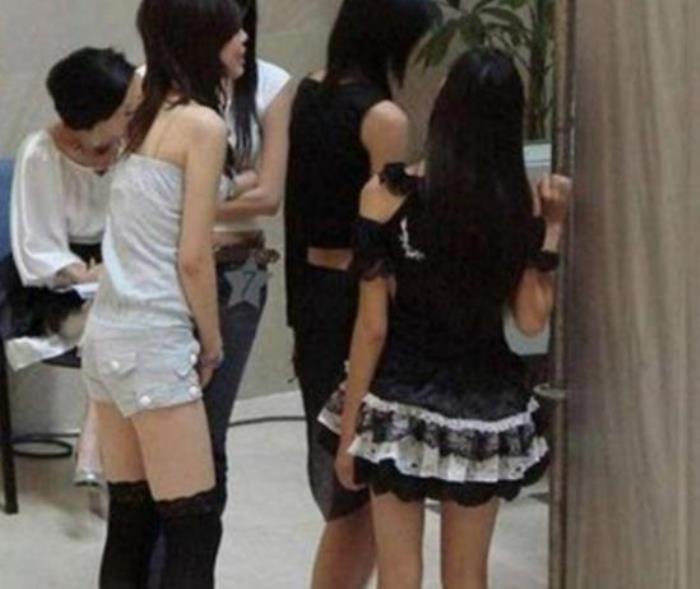 高薪招聘伴游重庆知名大区云集多所警方破获一起有女大学生参与涉黄案