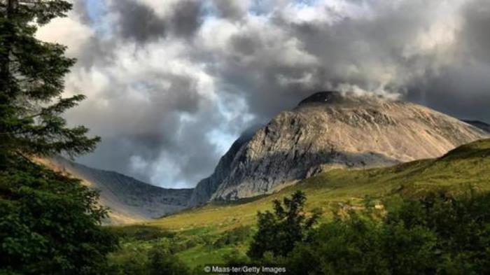 苏格兰魔幻系风景——绿色山峦、城堡、灯塔、悬崖