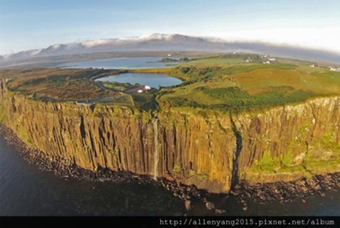 苏格兰魔幻系风景——绿色山峦、城堡、灯塔、悬崖