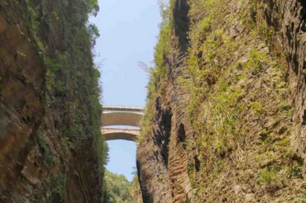 鹤峰屏山峡谷