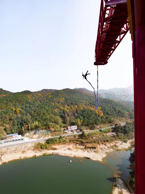 三角山旅游度假区勇者蹦极