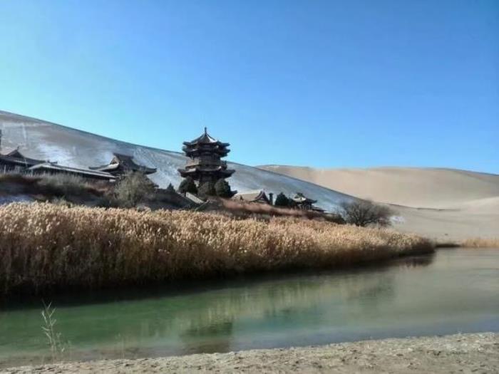 鸣沙山月牙泉